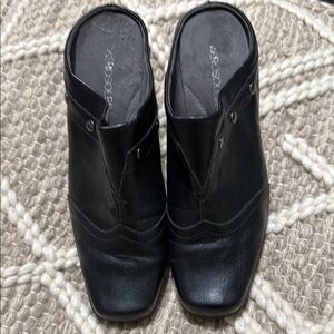 Aerosoles Stylish Black Leather Mules